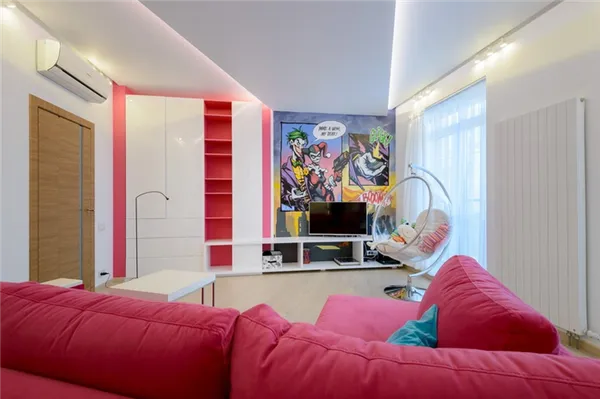 красный диван в комнате стиля поп-арт