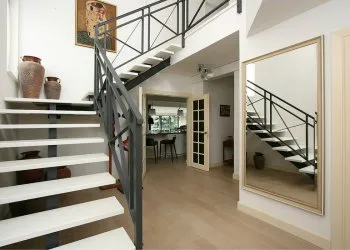 интересные варианты дизайна холла с лестницей в частном доме — освещаем подробно. дизайн холла в частном доме с лестницей. 12