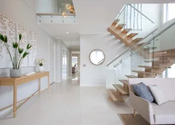 интересные варианты дизайна холла с лестницей в частном доме — освещаем подробно. дизайн холла в частном доме с лестницей. 13