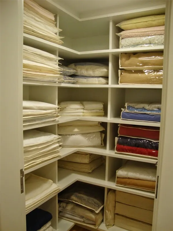 как хранить постельное бельё в гардеробной