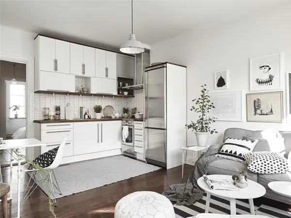 белая кухня с серым диваном в скандинавском стиле