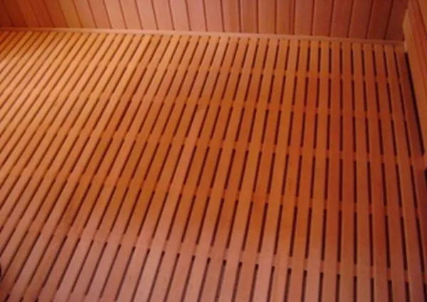деревянный пол протекающего типа – вода не задерживается на поверхности