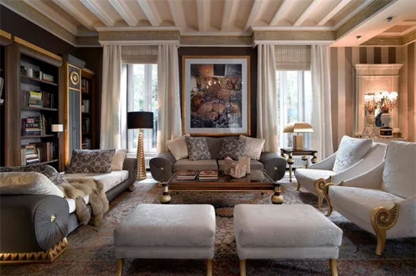 сочетание древесных текстур с золотом в интерьере гостиной итальянского стиля