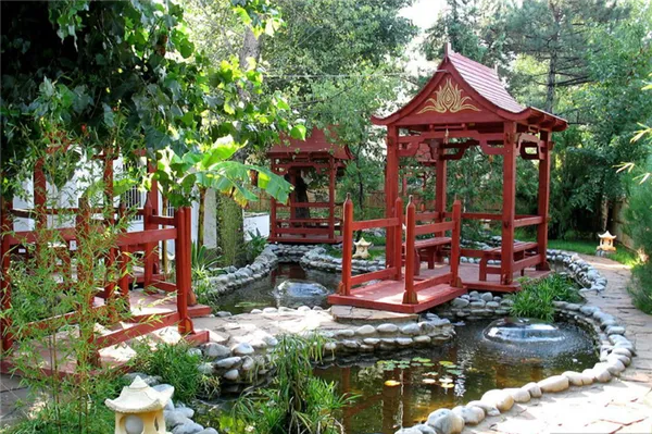 пруд в саду китайского стиля