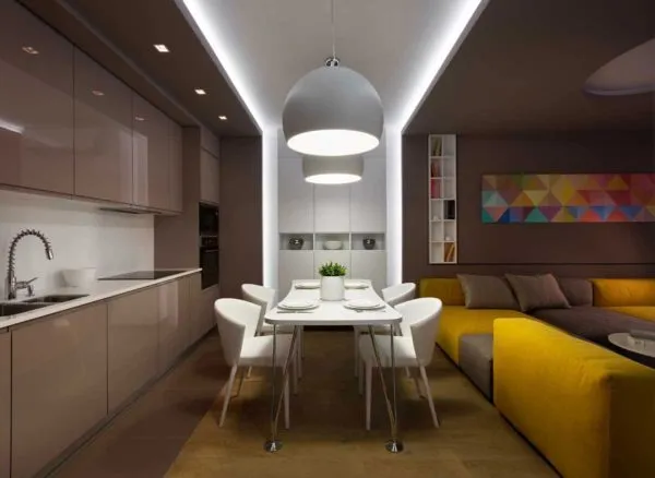 дизайн потолка в гостиной совмещенной с кухней - идеи зонирования