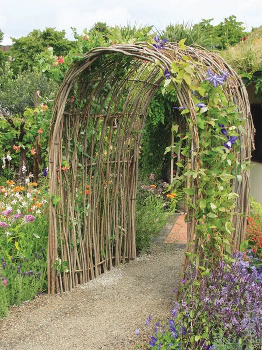 садовая арка из веток