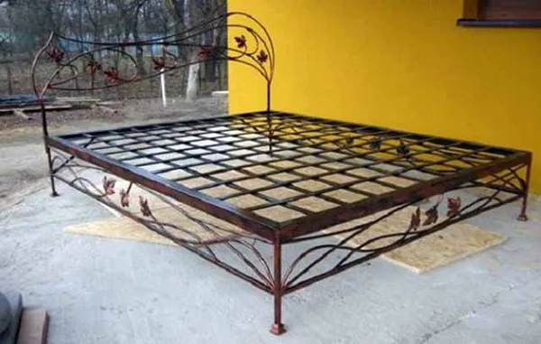металлическая кровать с элементами ковки