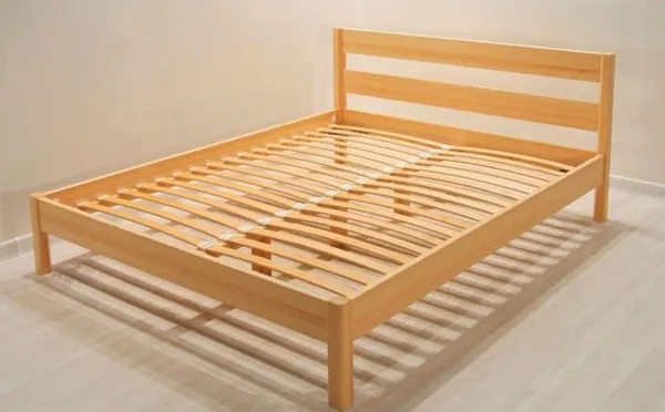 вариант двуспальной деревянной кровати