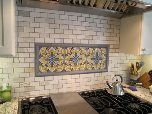 фартук из плитки на кухню: советы по выбору, дизайн, фото в интерьере. плитка на кухню на стену фото. 21