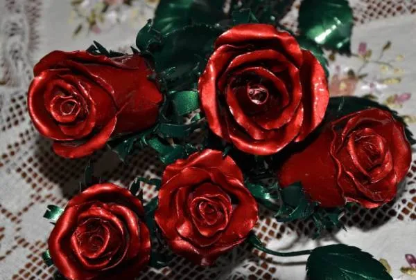 кованые розы в красной и зелёной патине