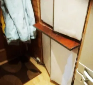 стол, убранный в стенной шкаф