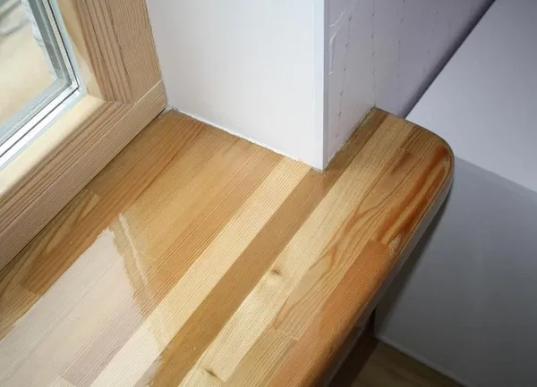 деревянный подоконник из узких брусков
