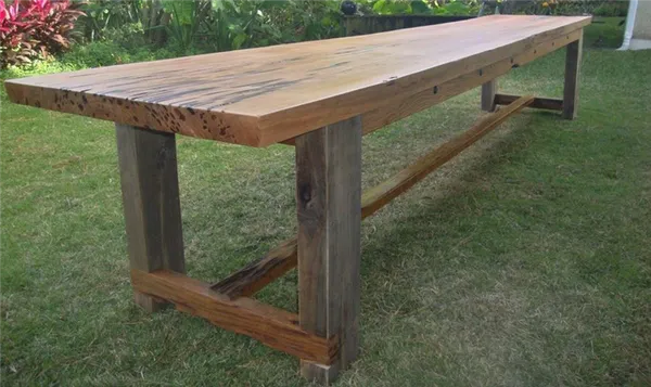 большой деревянный уличный стол для