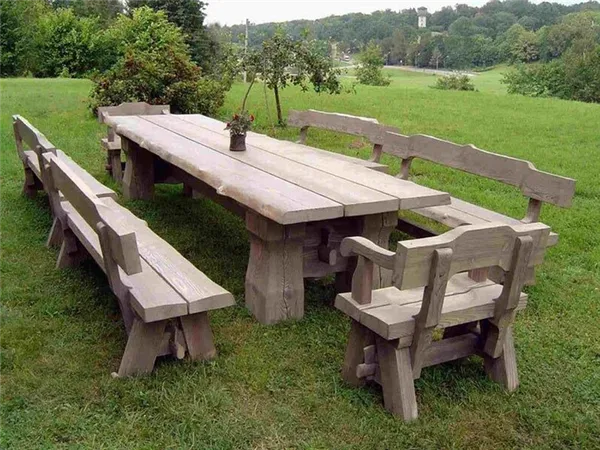 большой деревянный уличный стол для