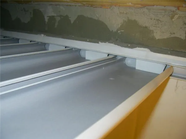как обшить потолок пластиковыми панелями в ванной. потолок в ванной из пластиковых панелей. 7