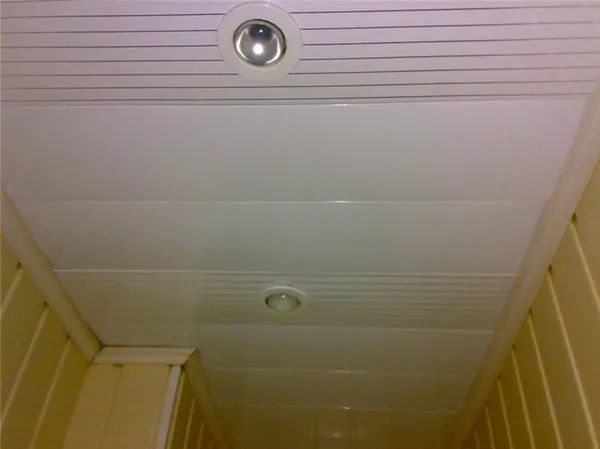 как обшить потолок пластиковыми панелями в ванной. потолок в ванной из пластиковых панелей. 3