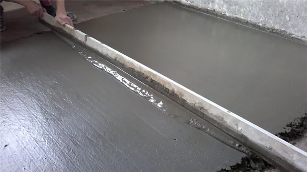 процесс выравнивания бетонной смеси