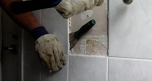 грамотный демонтаж плитки со стен. как снять плитку со стены. 6