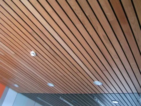 композитный реечный потолок открытого типа
