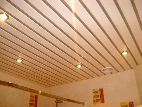 смонтированный потолок с точечным освещением