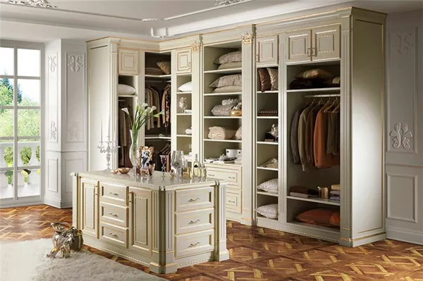 угловой гардероб в комнате классического стиля