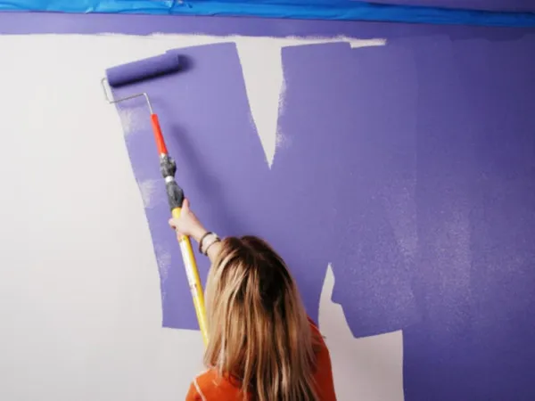 нанесение краски стену