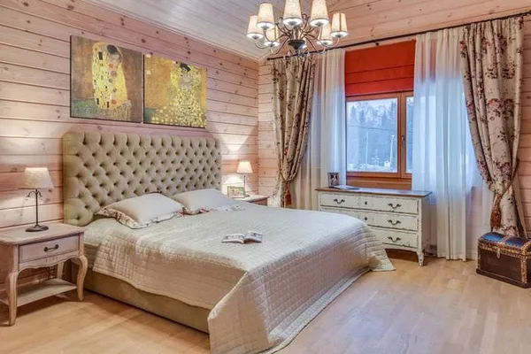 стильное оформление деревянной спальни