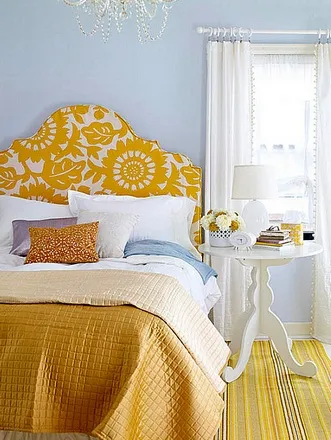 сочетание желтого и голубого в спальне