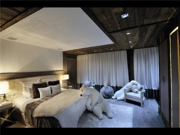 актуальный интерьер спальни в стиле шале удачный пример 