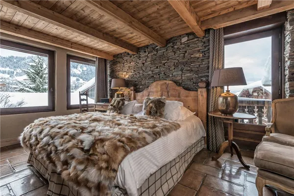красивая спальня в стиле шале в горах 