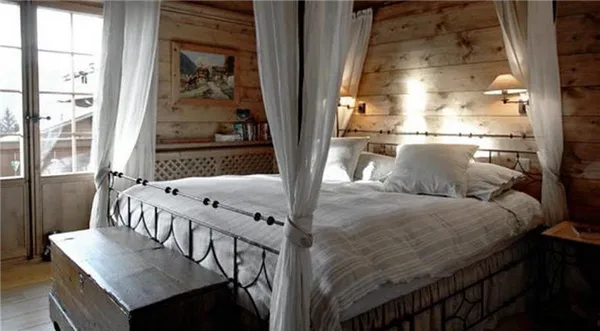 интерьер спальни в стиле шале кровать с паланкином 