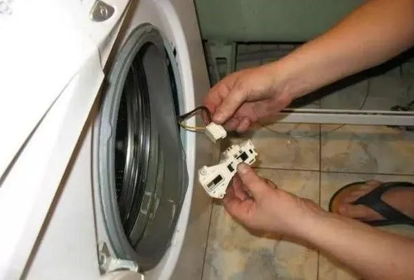 ремонт блокиратора стиральных машин занусси