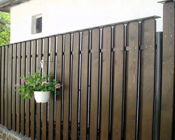 забор из деревянного штакетника: чертежи, установка, фото, видео