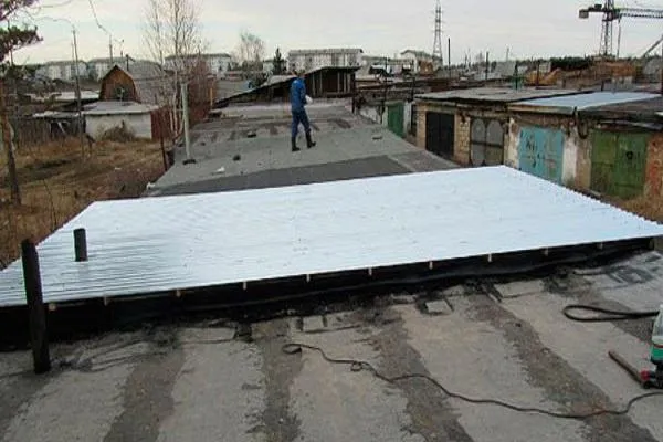 крыша на гараж из профнастила односкатная
