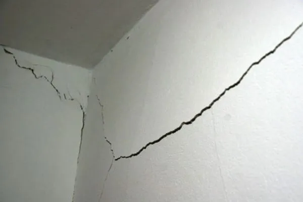 трещины на стене в квартире