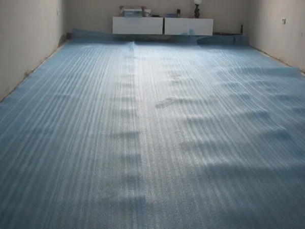 разложенная синтетическая подложка под линолеум на бетонный пол