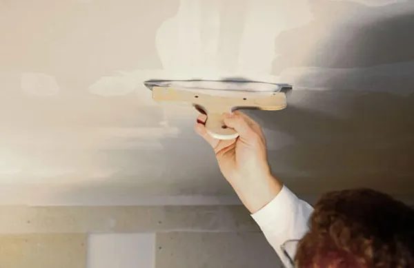 как правильно зашпаклевать потолок