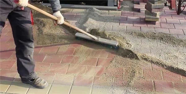 заполнение швов и уплотнение тротуарного покрытия
