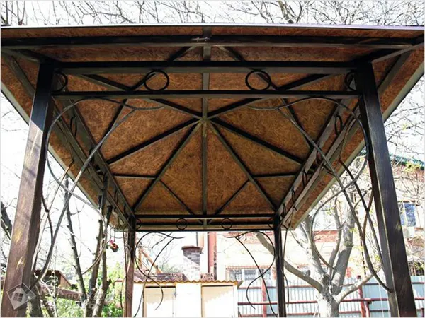 металлическая крыша, обшитая осb плитой