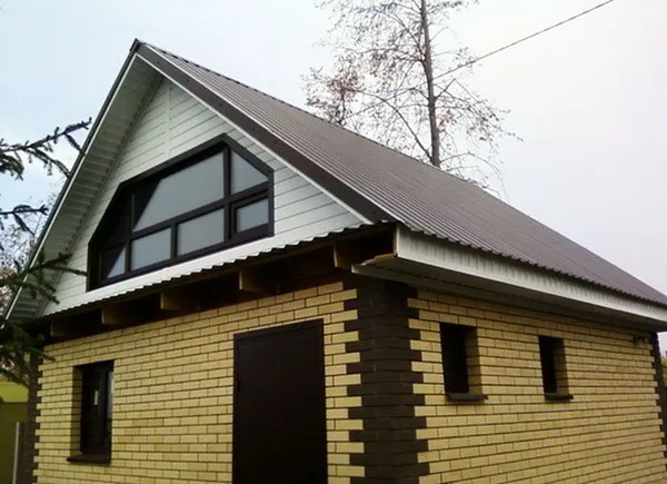 фронтон кирпичного дома, выполненный с использованием пластикового сайдинга