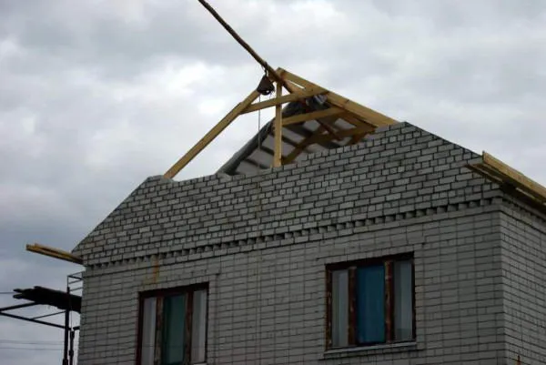 устройство щипцовой стены после монтажа крыши