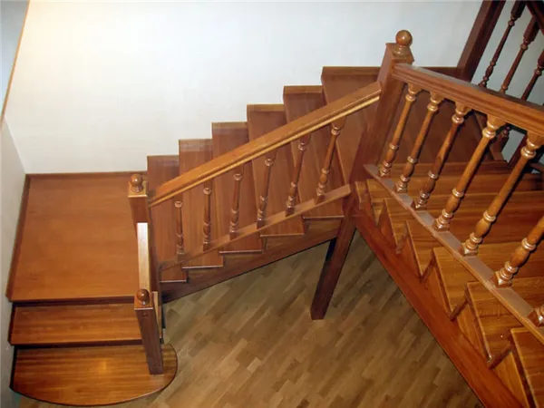 трехмаршевая деревянная лестница