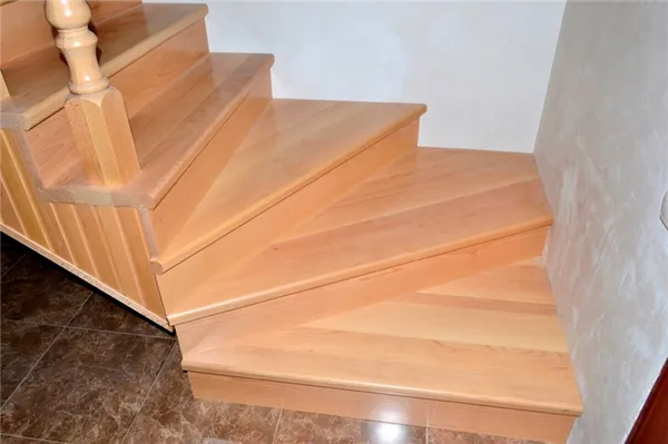 маршевая лестница с нижними повортными ступенями