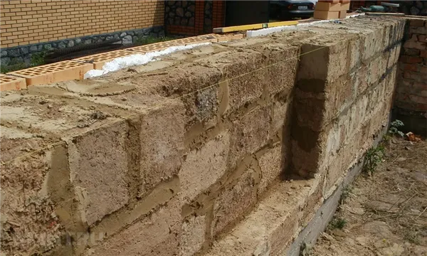 возведение стен из саманных блоков