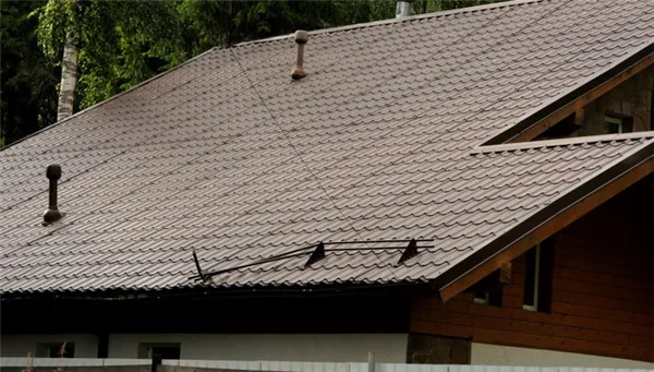 снегозадержатели на крышу: виды и особенности выбора. снегозадержатели на крышу фото. 34
