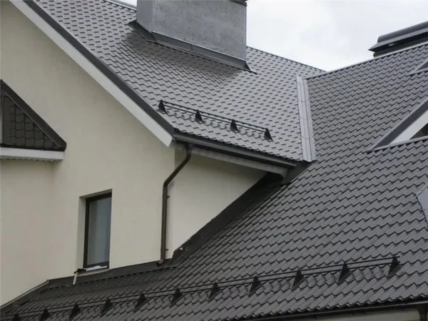 снегозадержатели на крышу: виды и особенности выбора. снегозадержатели на крышу фото. 45