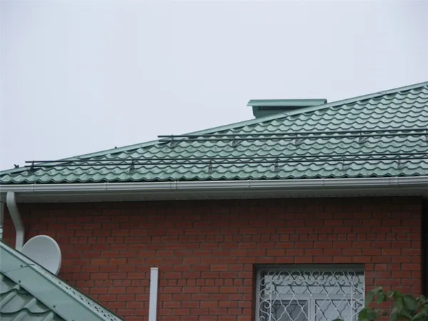 снегозадержатели на крышу: виды и особенности выбора. снегозадержатели на крышу фото. 7