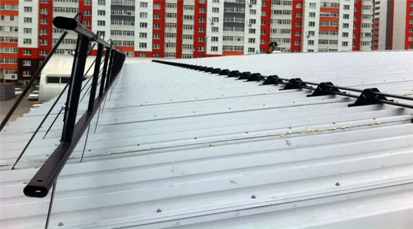 снегозадержатели на крышу: виды и особенности выбора. снегозадержатели на крышу фото. 40