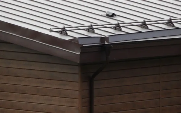 снегозадержатели на крышу: виды и особенности выбора. снегозадержатели на крышу фото. 28