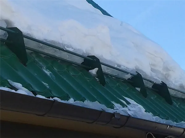 снегозадержатели на крышу: виды и особенности выбора. снегозадержатели на крышу фото. 39
